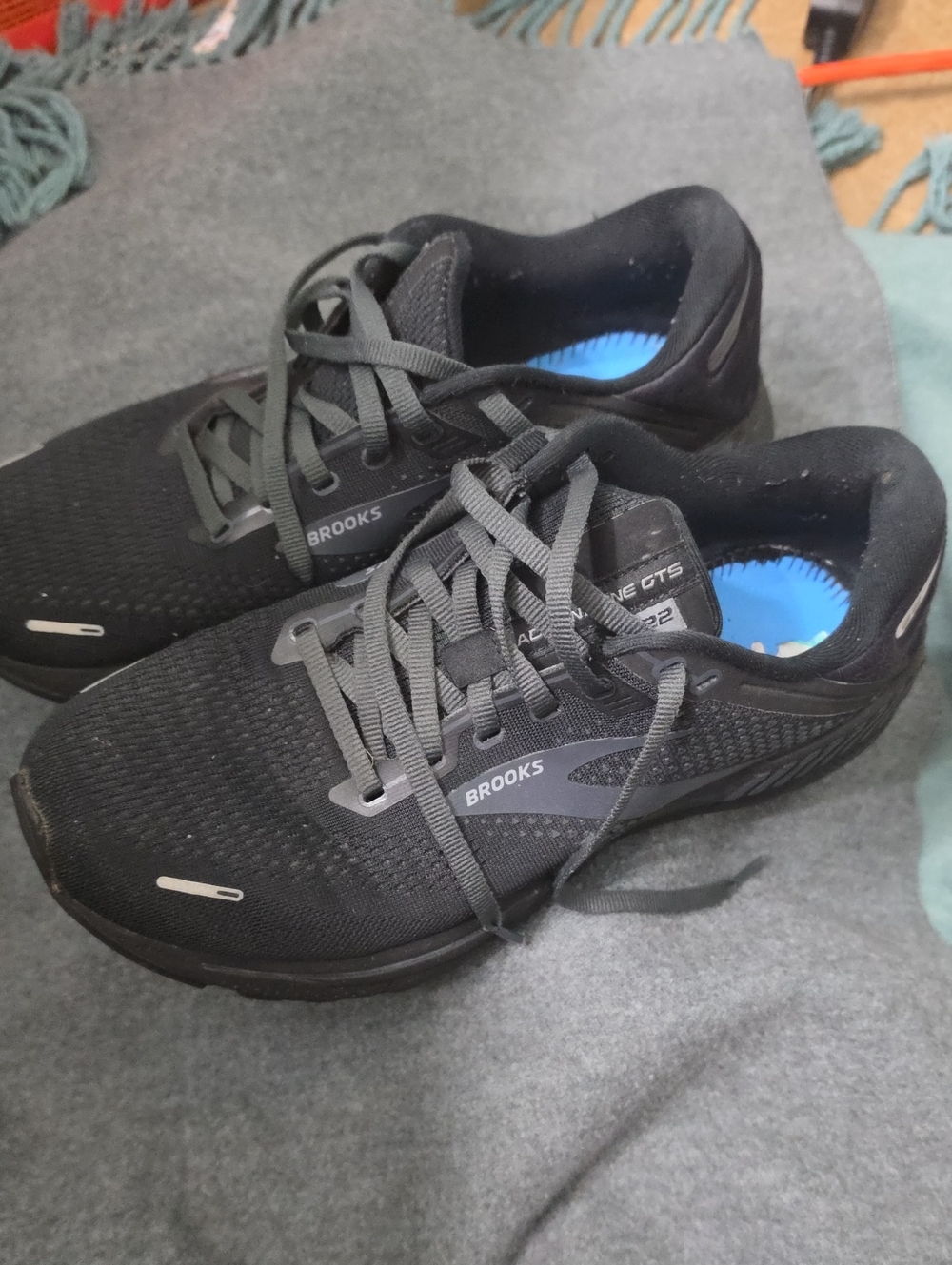 Brooks Adrenaline GTS 22 running shoes Black Women's size 10